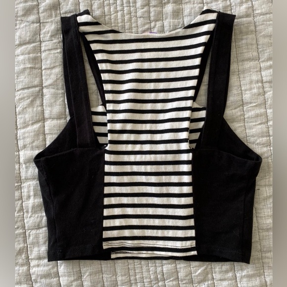 ✨VINTAGE Black and white striped LF cut out crop top - Picture 2 of 3